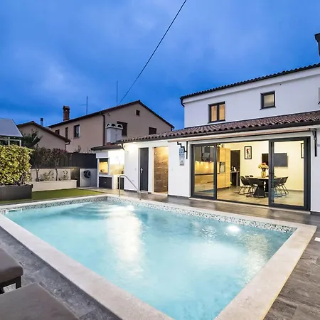 4 Sz Mit Bad En Pool Und Sommerkueche By Interhome
