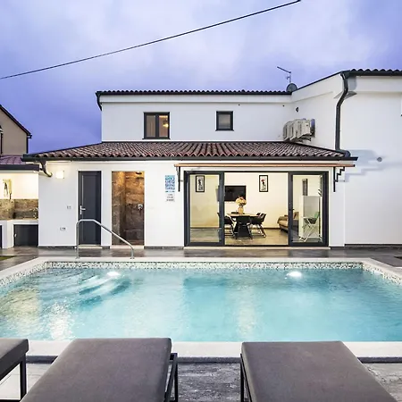 4 Sz Mit Bad En Pool Und Sommerkueche By Interhome Casa vacanze