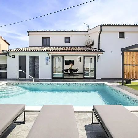 4 Sz Mit Bad En Pool Und Sommerkueche By Interhome Tatil Evi Medulin