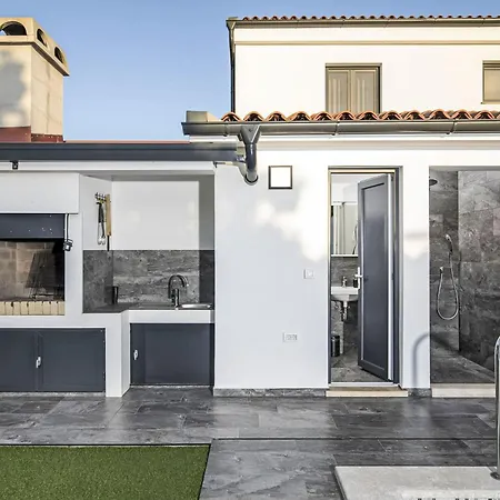 4 Sz Mit Bad En Pool Und Sommerkueche By Interhome