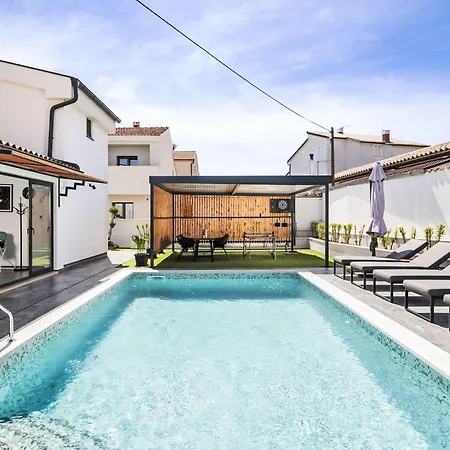 4 Sz Mit Bad En Pool Und Sommerkueche By Interhome *