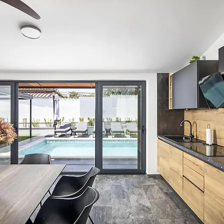 4 Sz Mit Bad En Pool Und Sommerkueche By Interhome Tatil Evi *