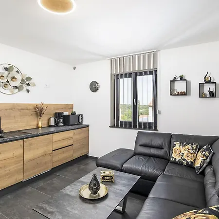4 Sz Mit Bad En Pool Und Sommerkueche By Interhome Casa vacanze