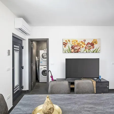 Tatil Evi 4 Sz Mit Bad En Pool Und Sommerkueche By Interhome